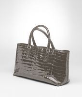 Bottega Veneta® Fenice Bag aus glänzendem Krokodilleder Fumé in Shadow Bottega Veneta® Fenice Bag aus glänzendem Krokodilleder Fumé in Shadow