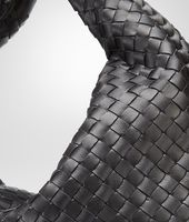 Bottega Veneta® Große Veneta aus Nappaleder Intrecciato Bottega Veneta® Große Veneta aus Nappaleder Intrecciato