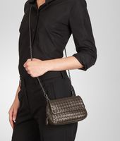 Bottega Veneta® Kleine Messenger-Tasche aus Nappaleder Intrecciato Edoardo Bottega Veneta® Kleine Messenger-Tasche aus Nappaleder Intrecciato Edoardo
