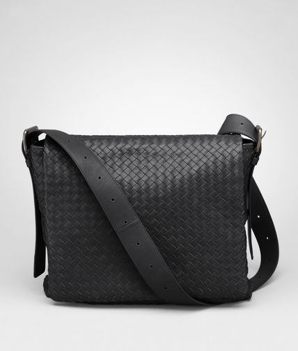 BOTTEGA VENETA - Messenger Tasche aus leichtem Kalbsleder Nero