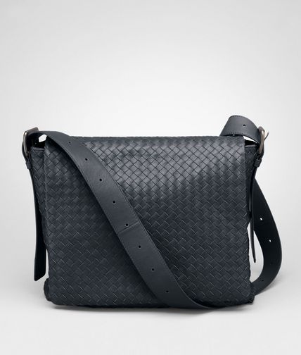 BOTTEGA VENETA - Cross Body Messenger aus leichtem Kalbsleder Intrecciato Tourmaline