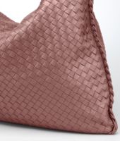 Bottega Veneta® Maxi Veneta aus Nappaleder Intrecciato Watteau Bottega Veneta® Maxi Veneta aus Nappaleder Intrecciato Watteau