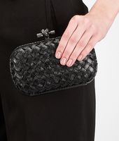 Bottega Veneta® Knot mit Fransen aus Ayers Intrecciato Nero Bottega Veneta® Knot mit Fransen aus Ayers Intrecciato Nero