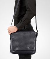 Bottega Veneta® Cross Body Messenger aus leichtem Kalbsleder Intrecciato Ardoise Bottega Veneta® Cross Body Messenger aus leichtem Kalbsleder Intrecciato Ardoise