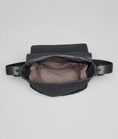 Bottega Veneta® Cross Body Messenger aus leichtem Kalbsleder Intrecciato Ardoise Bottega Veneta® Cross Body Messenger aus leichtem Kalbsleder Intrecciato Ardoise