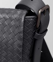 Bottega Veneta® Cross Body Messenger aus leichtem Kalbsleder Intrecciato Ardoise Bottega Veneta® Cross Body Messenger aus leichtem Kalbsleder Intrecciato Ardoise