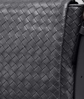 Bottega Veneta® Cross Body Messenger aus leichtem Kalbsleder Intrecciato Ardoise Bottega Veneta® Cross Body Messenger aus leichtem Kalbsleder Intrecciato Ardoise