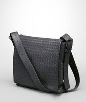 Bottega Veneta® Cross Body Messenger aus leichtem Kalbsleder Intrecciato Ardoise Bottega Veneta® Cross Body Messenger aus leichtem Kalbsleder Intrecciato Ardoise