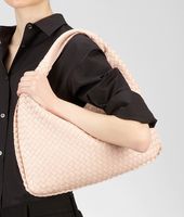 Bottega Veneta® Große Veneta aus Nappaleder Intrecciato Petale Bottega Veneta® Große Veneta aus Nappaleder Intrecciato Petale