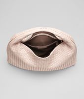 Bottega Veneta® Große Veneta aus Nappaleder Intrecciato Petale Bottega Veneta® Große Veneta aus Nappaleder Intrecciato Petale