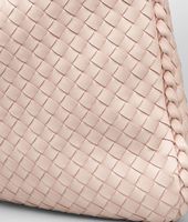 Bottega Veneta® Große Veneta aus Nappaleder Intrecciato Petale Bottega Veneta® Große Veneta aus Nappaleder Intrecciato Petale