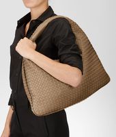 Bottega Veneta® Große Veneta aus Nappaleder Intrecciato Bronze Bottega Veneta® Große Veneta aus Nappaleder Intrecciato Bronze