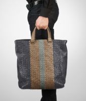Bottega Veneta® Tote Bag aus Club Fumé Intrecciato Bottega Veneta® Tote Bag aus Club Fumé Intrecciato