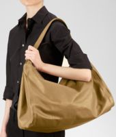 Bottega Veneta® Tasche aus gewachstem Leder, Gold und Metall Bottega Veneta® Tasche aus gewachstem Leder, Gold und Metall