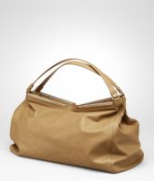Bottega Veneta® Tasche aus gewachstem Leder, Gold und Metall Bottega Veneta® Tasche aus gewachstem Leder, Gold und Metall