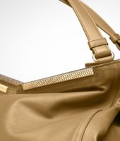 Bottega Veneta® Tasche aus gewachstem Leder, Gold und Metall Bottega Veneta® Tasche aus gewachstem Leder, Gold und Metall