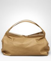 Bottega Veneta® Tasche aus gewachstem Leder, Gold und Metall Bottega Veneta® Tasche aus gewachstem Leder, Gold und Metall