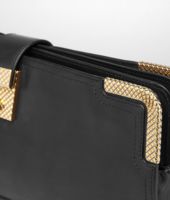 Bottega Veneta® Clutch aus gewachstem Leder und Metall Nero Bottega Veneta® Clutch aus gewachstem Leder und Metall Nero