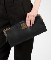 Bottega Veneta® Clutch aus gewachstem Leder und Metall Nero Bottega Veneta® Clutch aus gewachstem Leder und Metall Nero