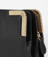 Bottega Veneta® Clutch aus gewachstem Leder und Metall Nero Bottega Veneta® Clutch aus gewachstem Leder und Metall Nero