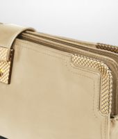 Bottega Veneta® Clutch aus gewachstem Leder, Gold und Metall Alabastre Bottega Veneta® Clutch aus gewachstem Leder, Gold und Metall Alabastre