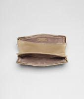 Bottega Veneta® Clutch aus gewachstem Leder, Gold und Metall Alabastre Bottega Veneta® Clutch aus gewachstem Leder, Gold und Metall Alabastre