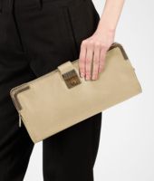 Bottega Veneta® Clutch aus gewachstem Leder, Gold und Metall Alabastre Bottega Veneta® Clutch aus gewachstem Leder, Gold und Metall Alabastre