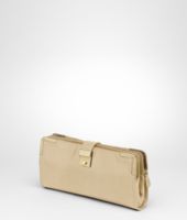 Bottega Veneta® Clutch aus gewachstem Leder, Gold und Metall Alabastre Bottega Veneta® Clutch aus gewachstem Leder, Gold und Metall Alabastre