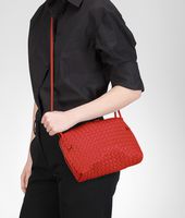Bottega Veneta® Umhängetasche aus Nappaleder Intrecciato in New Red Bottega Veneta® Umhängetasche aus Nappaleder Intrecciato in New Red