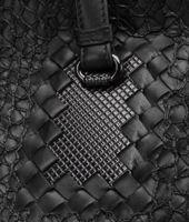Bottega Veneta® Tasche aus Intreccio Tricot Raffia Nero Bottega Veneta® Tasche aus Intreccio Tricot Raffia Nero