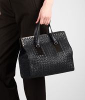 Bottega Veneta® Tasche aus Intreccio Tricot Raffia Nero Bottega Veneta® Tasche aus Intreccio Tricot Raffia Nero