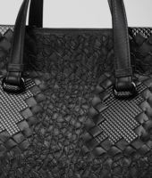 Bottega Veneta® Tasche aus Intreccio Tricot Raffia Nero Bottega Veneta® Tasche aus Intreccio Tricot Raffia Nero