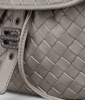 Bottega Veneta® Messenger Tasche aus Nappaleder Intrecciato Fume Bottega Veneta® Messenger Tasche aus Nappaleder Intrecciato Fume