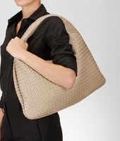 Bottega Veneta® Große Veneta aus Nappaleder Intrecciato Walnut Bottega Veneta® Große Veneta aus Nappaleder Intrecciato Walnut