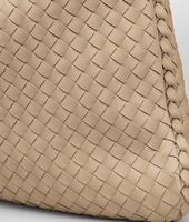 Bottega Veneta® Große Veneta aus Nappaleder Intrecciato Walnut Bottega Veneta® Große Veneta aus Nappaleder Intrecciato Walnut