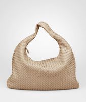 Bottega Veneta® Große Veneta aus Nappaleder Intrecciato Walnut Bottega Veneta® Große Veneta aus Nappaleder Intrecciato Walnut