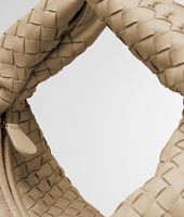 Bottega Veneta® Große Veneta aus Nappaleder Intrecciato Walnut Bottega Veneta® Große Veneta aus Nappaleder Intrecciato Walnut
