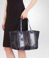 Bottega Veneta® Shopper aus Ayers und Nappaleder Intrecciato Tourmaline Bottega Veneta® Shopper aus Ayers und Nappaleder Intrecciato Tourmaline