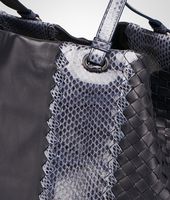 Bottega Veneta® Shopper aus Ayers und Nappaleder Intrecciato Tourmaline Bottega Veneta® Shopper aus Ayers und Nappaleder Intrecciato Tourmaline