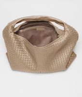 Bottega Veneta® Maxi Veneta aus Nappaleder Intrecciato Walnut Bottega Veneta® Maxi Veneta aus Nappaleder Intrecciato Walnut