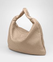 Bottega Veneta® Maxi Veneta aus Nappaleder Intrecciato Walnut Bottega Veneta® Maxi Veneta aus Nappaleder Intrecciato Walnut