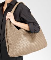 Bottega Veneta® Maxi Veneta aus Nappaleder Intrecciato Walnut Bottega Veneta® Maxi Veneta aus Nappaleder Intrecciato Walnut