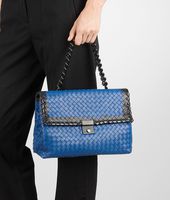 Bottega Veneta® Tasche aus Nappaleder Glass Intrecciato Électrique Bottega Veneta® Tasche aus Nappaleder Glass Intrecciato Électrique