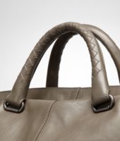 Bottega Veneta® TOTE BAG AUS TORINO CALANDRELEDER SHADOW Bottega Veneta® TOTE BAG AUS TORINO CALANDRELEDER SHADOW