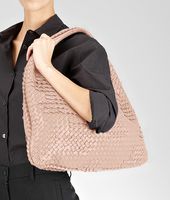Bottega Veneta® Große Veneta aus Nappaleder Minionde Intrecciato Petale Bottega Veneta® Große Veneta aus Nappaleder Minionde Intrecciato Petale