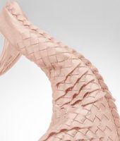 Bottega Veneta® Große Veneta aus Nappaleder Minionde Intrecciato Petale Bottega Veneta® Große Veneta aus Nappaleder Minionde Intrecciato Petale