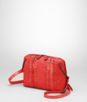 Bottega Veneta® Messenger Tasche aus Ayers und Nappaleder Intrecciato New Red Bottega Veneta® Messenger Tasche aus Ayers und Nappaleder Intrecciato New Red