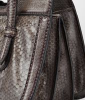 Bottega Veneta® BORDER TASCHE AUS HARDWICKII LEDER MEDIUM GREY Bottega Veneta® BORDER TASCHE AUS HARDWICKII LEDER MEDIUM GREY