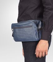 Bottega Veneta® GÜRTELTASCHE AUS LEICHTEM KALBSLEDER PRUSSE MATITA Bottega Veneta® GÜRTELTASCHE AUS LEICHTEM KALBSLEDER PRUSSE MATITA