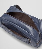Bottega Veneta® GÜRTELTASCHE AUS LEICHTEM KALBSLEDER PRUSSE MATITA Bottega Veneta® GÜRTELTASCHE AUS LEICHTEM KALBSLEDER PRUSSE MATITA